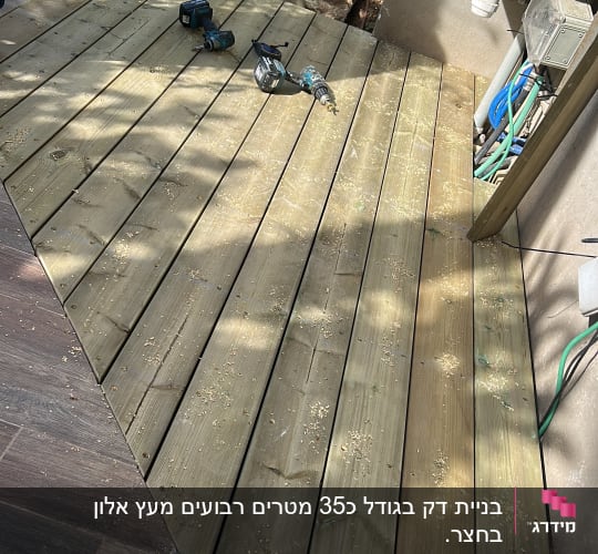 דק עץ עם כלים ועבודות גינון